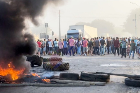 Protesto de produtores rurais bloqueia BR-101 em Itamaraju: tensão e revolta