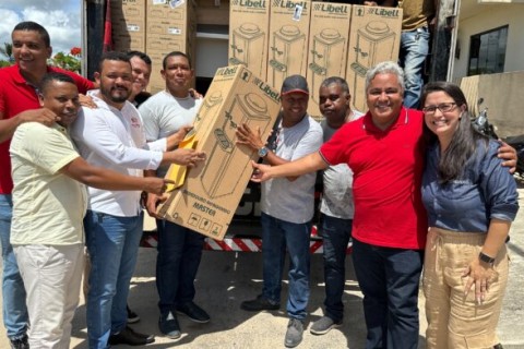 Suzano doa dois caminhões de mobiliários para o município de Alcobaça