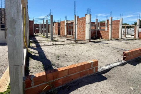 Construção de PSF no bairro Farol avança e reforça acesso à saúde em Alcobaça