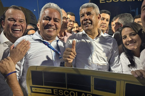 Prefeito Zico de Baiato garante mais um ônibus escolar para Alcobaça em encontro com Governador e Deputado Federal