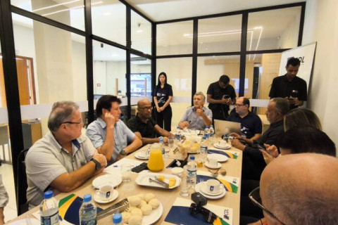 CDL promove café da manhã para comunicadores e reforça potencial econômico de Teixeira de Freitas