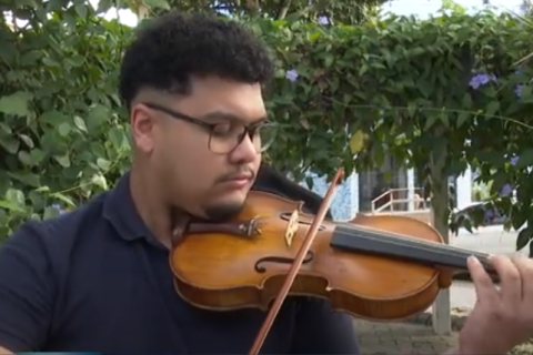Jovem violinista do Extremo Sul da Bahia busca apoio para estudar música na Suíça