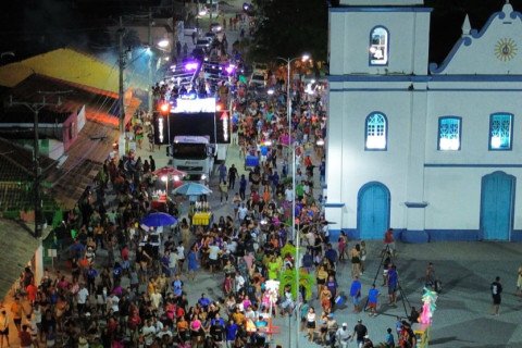 Lambasaia arrasta uma multidão na festa da vitória de Gilvan em Prado