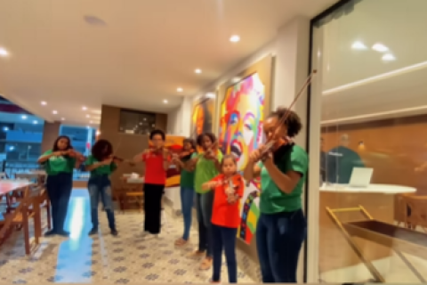 Dona Flora faz apresentação no Aleatório Bar em Alcobaça