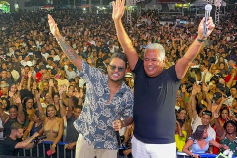 Penúltimo dia do Carnaval de Alcobaça reúne multidão e consolida evento como o maior do Extremo Sul da Bahia