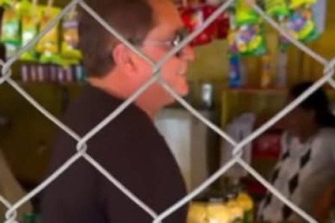 Cantor Leonardo faz parada surpresa em barraca de frutas na BR-101 e anima moradores de Rancho Alegre