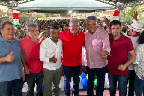 Multidão lota evento da pré-candidatura de Zico de Baiato à reeleição de prefeito em Alcobaça