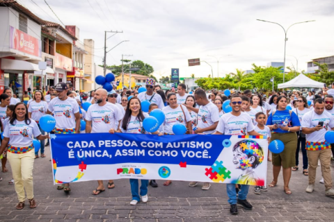 Caminhada em Prado reforça conscientização sobre o autismo e promove inclusão