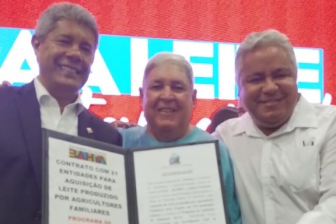 Alcobaça assina convênio com os governos da Bahia e Federal para beneficiar associações e pequenos produtores rurais de leite no município