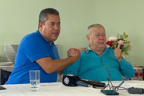 Em coletiva de imprensa Léo Brito anuncia oficialmente sua pré candidatura a Prefeito de Teixeira de Freitas com o apoio de seu pai Temóteo Alves de Brito