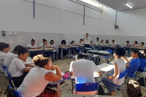 Estudantes de Teixeira de Freitas aprendem sobre empreendedorismo através do Sebrae