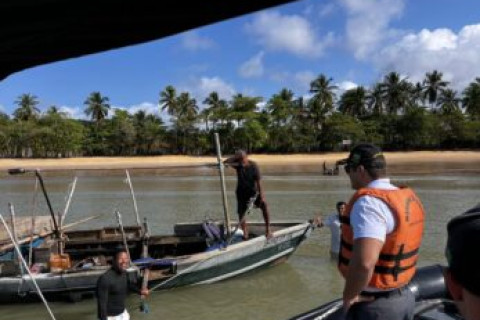 Capitania dos Portos em Porto Seguro resgata no alto mar pescador em embarcação à deriva