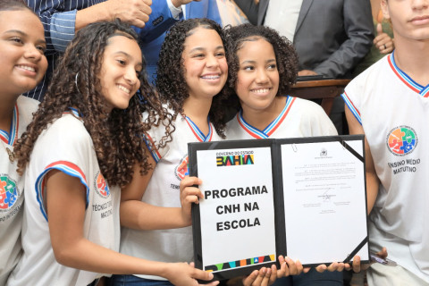 Programas que oferecem carteira de habilitação gratuita para alunos da rede estadual e pessoas de baixa renda são lançados
