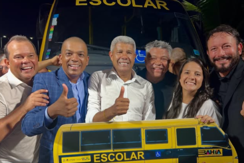 Prefeito Gilvan conquista ônibus escolar para o município de Prado