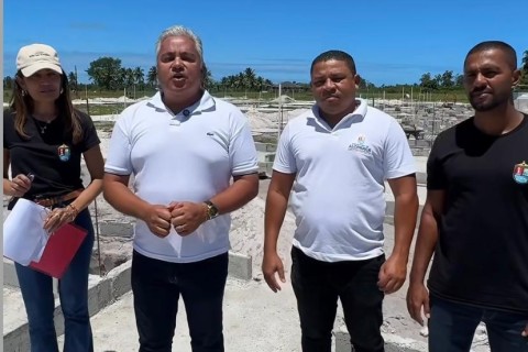 Prefeito Zico de Baiato e equipe acompanham construção de 42 casas populares no Paraíso Verde