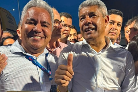 Prefeito de Alcobaça, Zico de Baiato recebe do governador Jerônimo Rodrigues ônibus escolar