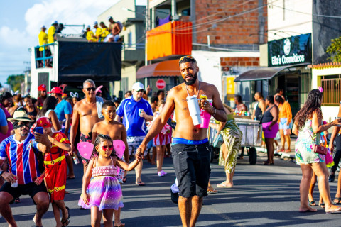 Primeiro arrastão do carnaval de Alcobaça leva uma multidão atrás do trio