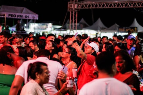 Carnaval 2026 de Alcobaça começa com praça lotada e grandes expectativas para os próximos dias