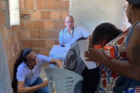 Dr. Ailton realiza ação solidária e beneficia moradores de Água Boa