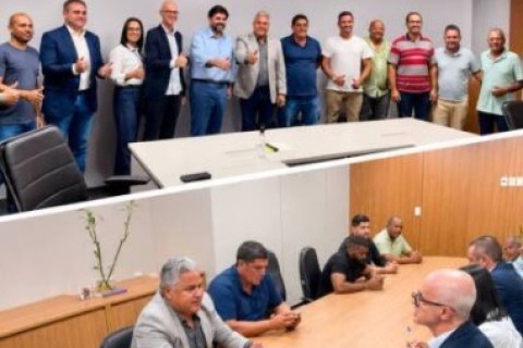 Prefeito de Alcobaça leva demandas da pesca artesanal ao Governo da Bahia em reunião na capital