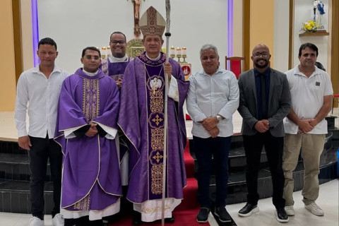 Prefeito Zico de Baiato participa do novenário de São José e entrega Certidão de Regularização Fundiária para a Igreja