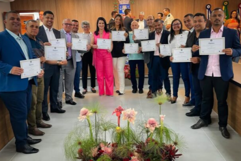 Prefeita de Nova Viçosa Luciana (UNIÃO) toma posse ao lado de vereadores eleitos