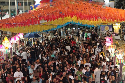Caravelas encerra São João 2025 com noite inesquecível de festa, emoção e muito forró