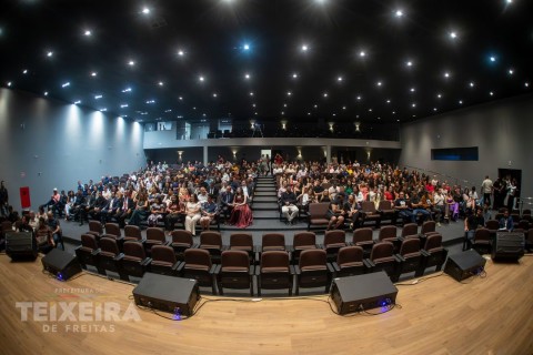 Teatro Escola Antônio Chicon Sobrinho é inaugurado com noite de música, dança e teatro em Teixeira de Freitas