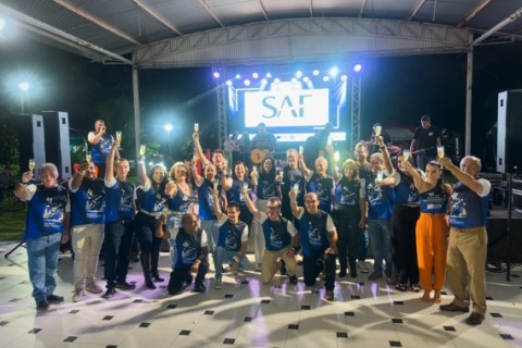 CDL de Teixeira de Freitas celebra 42 anos com homenagens e reconhecimento ao comércio regional