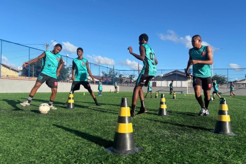 Escolinha de São José de Alcobaça cresce e fortalece projeto após receber novos materiais esportivos